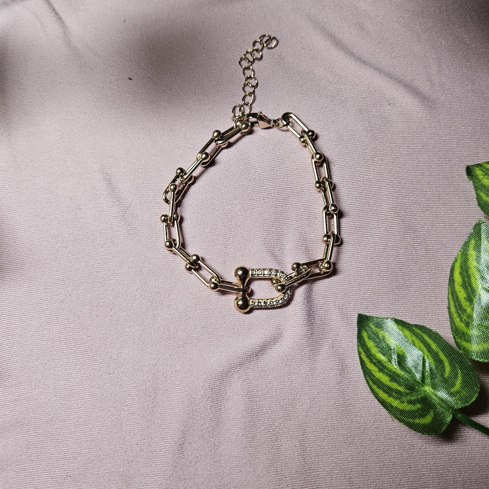 Elegant Gold Chain Bracelet